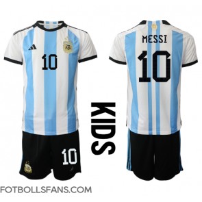 Argentina Lionel Messi #10 Replika Hemmatröja Barn VM 2022 Kortärmad (+ Korta byxor)